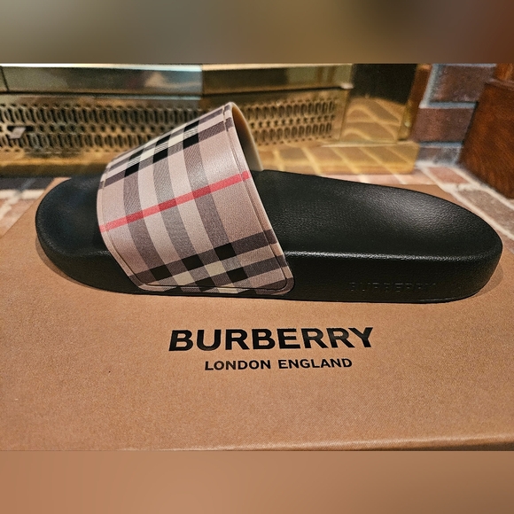Burberry Poolside Flip Flops - Picture 6 of 9